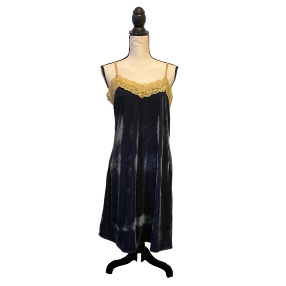 Aratta Other - FREE PEOPLE - Aratta Velvet Dreams Navy Blue w/ Gold Lace Cami Nightgown